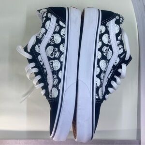 Vans unisex White and Black Sneakers size 6 men’s 
Size 7.5 women’s